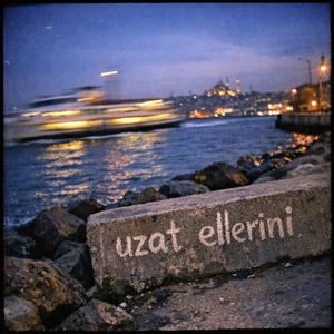 uzat ellerini