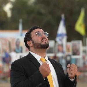 מביט עיניי לשמיים