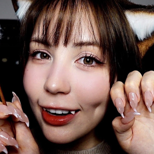 ビーズマットを引っかいたり叩いたりする