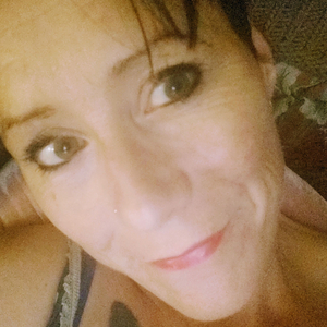 Smiler gjennom tårer