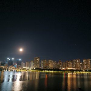 坐着高铁去旅行