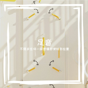 铁轨延伸向雾霭深处