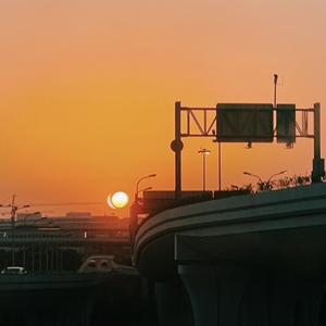 在1.5公里与1.9公里间飘忽不定