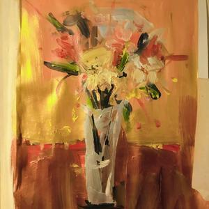 开满白色茉莉的棕榈树